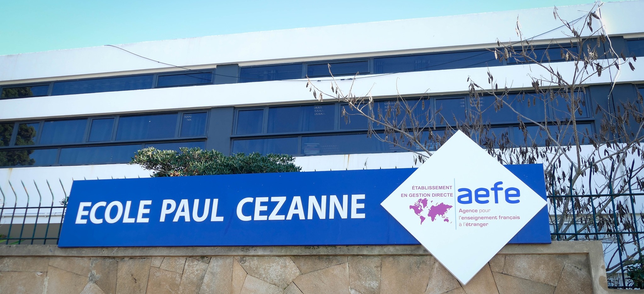 Façade du Lycée Descartes